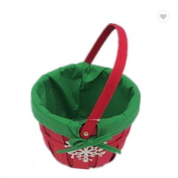 圣诞礼物篮红色木篮子与绿色织物内衬
