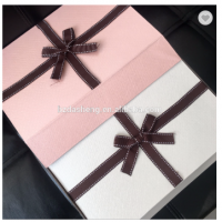 手工制作的豪华礼品盒与蝴蝶结长方形纸箱的礼品包装