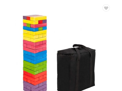 庭院游戏:巨型彩绘木块堆叠游戏:彩色翻滚塔
