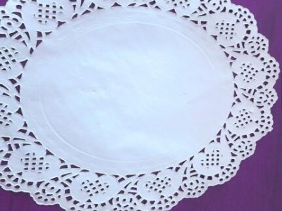漂亮的白色圆形纸桌巾用来放饼干
